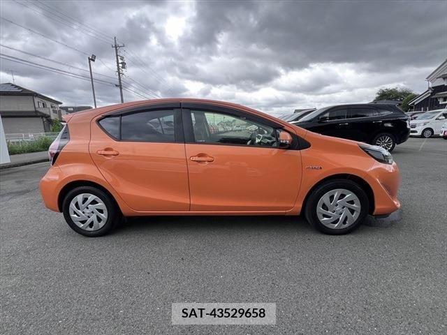 Toyota AQUA 2017-06 260136-3