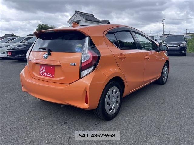 Toyota AQUA 2017-06 260136-4