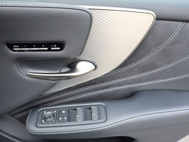 Lexus LS 2018-05 13705-19