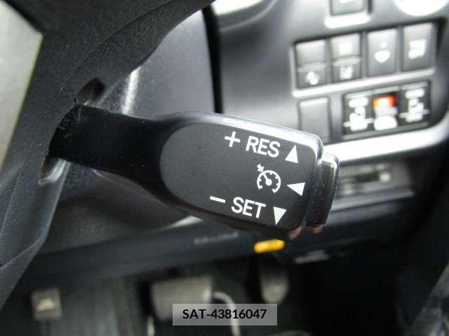 Toyota VOXY HYBRID 2018-08 339974-3