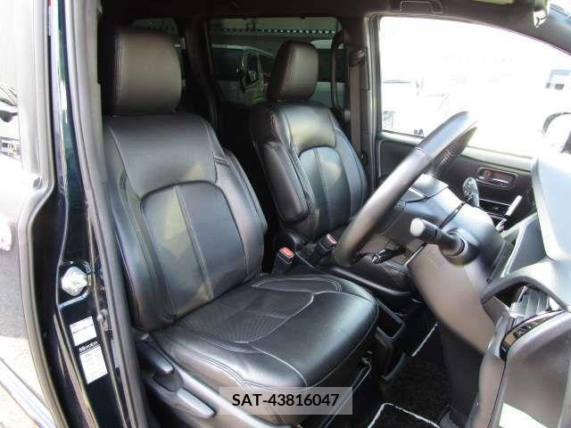 Toyota VOXY HYBRID 2018-08 339974-8