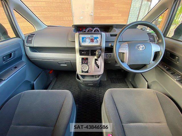 Toyota NOAH 2009-06 203830-1
