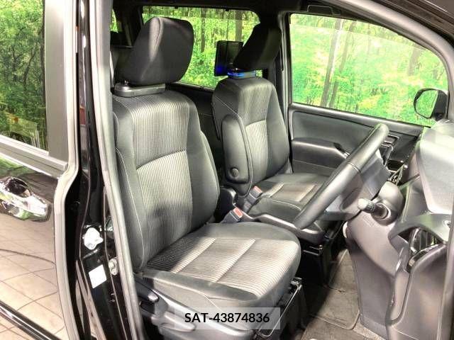 Toyota VOXY 2019-09 208858-7