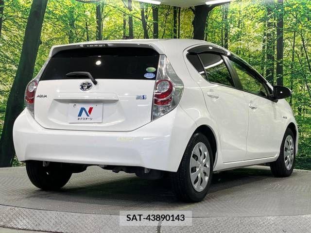Toyota AQUA 2013-04 313943-16
