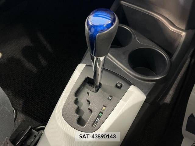 Toyota AQUA 2013-04 313943-19