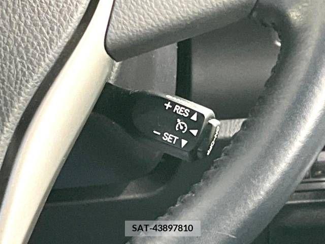 Toyota NOAH 2017-10 279473-5