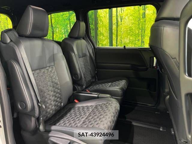 Toyota VOXY 2023-09 348718-9