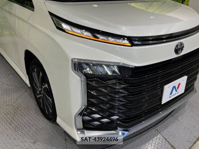 Toyota VOXY 2023-09 348718-13