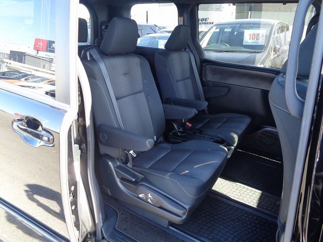 Toyota VOXY 2018-01 10382-5