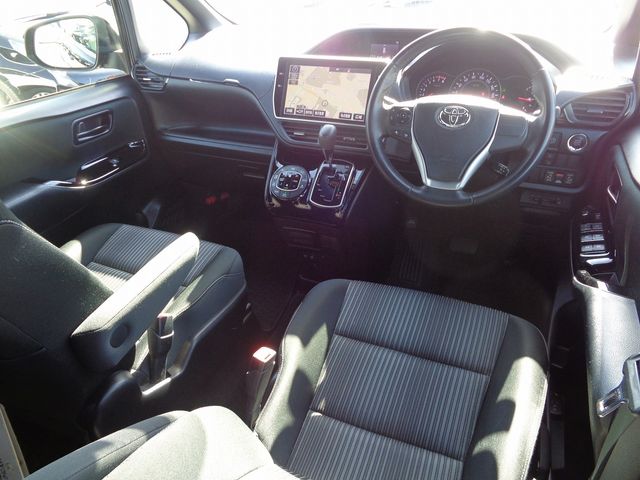 Toyota VOXY 2018-01 10382-9
