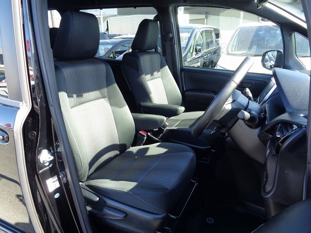 Toyota VOXY 2018-01 10382-3