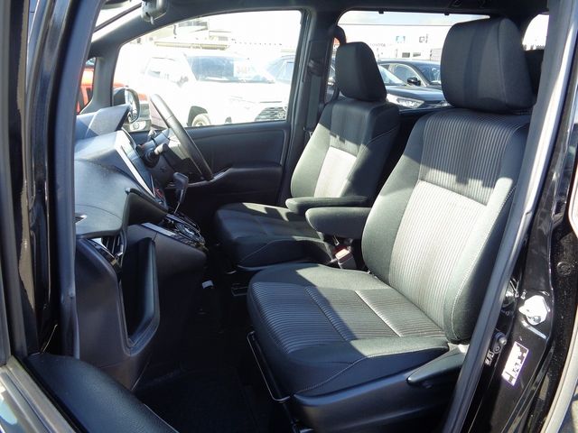 Toyota VOXY 2018-01 10382-4