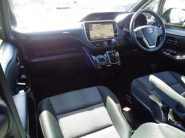 Toyota VOXY 2018-01 10382-10