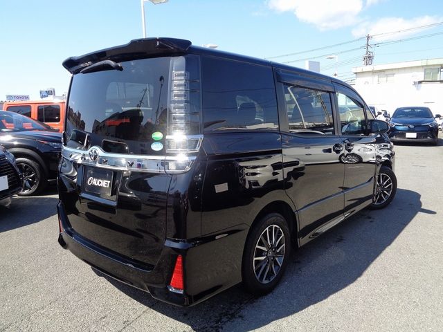 Toyota VOXY 2018-01 10382-2