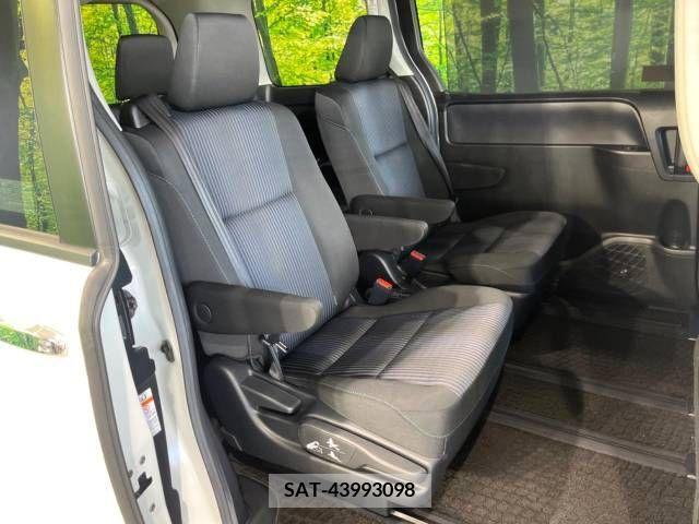 Toyota VOXY 2015-10 370287-9