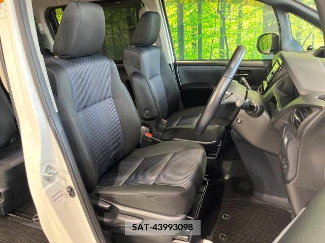 Toyota VOXY 2015-10 370287-8