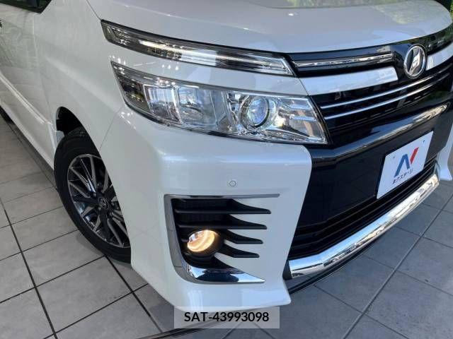Toyota VOXY 2015-10 370287-13