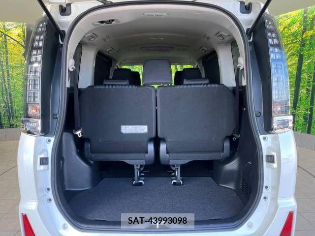 Toyota VOXY 2015-10 370287-11