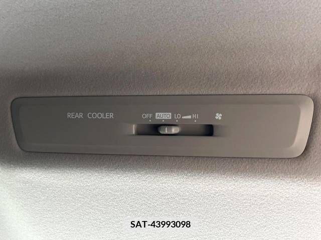 Toyota VOXY 2015-10 370287-5