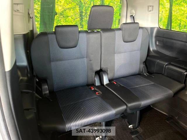 Toyota VOXY 2015-10 370287-10