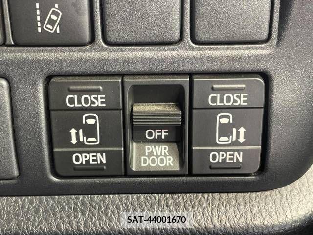 Toyota VOXY 2018-08 370293-5