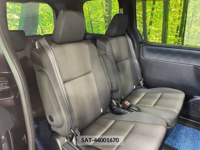 Toyota VOXY 2018-08 370293-7