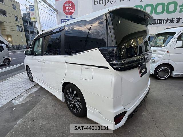 Toyota VOXY 2022-10 342740-5