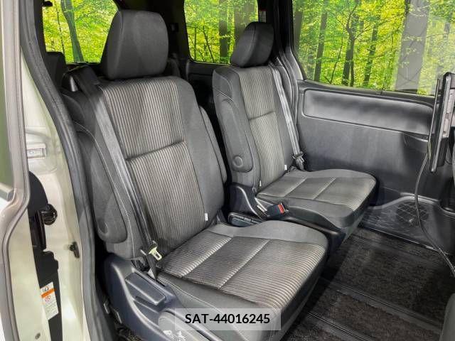 Toyota VOXY 2019-06 337457-9
