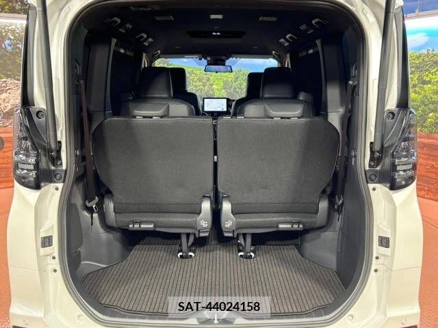Toyota VOXY 2023-05 378397-11