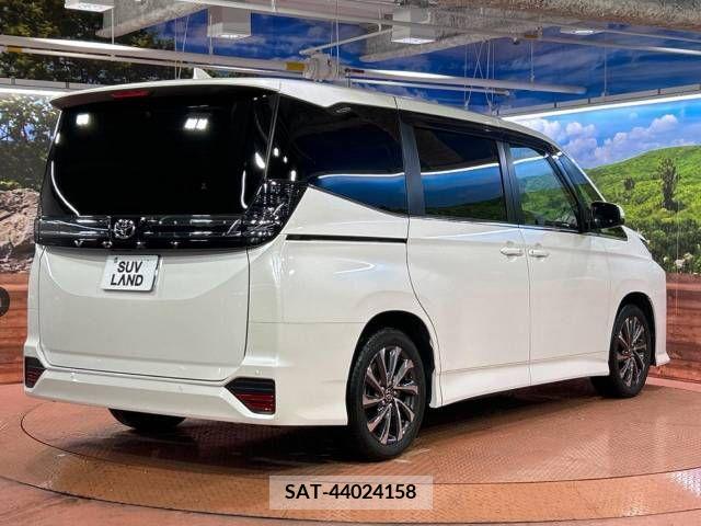 Toyota VOXY 2023-05 378397-18
