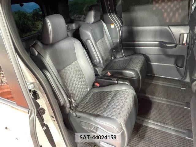 Toyota VOXY 2023-05 378397-9