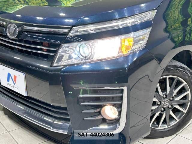 Toyota VOXY 2015-06 336666-12
