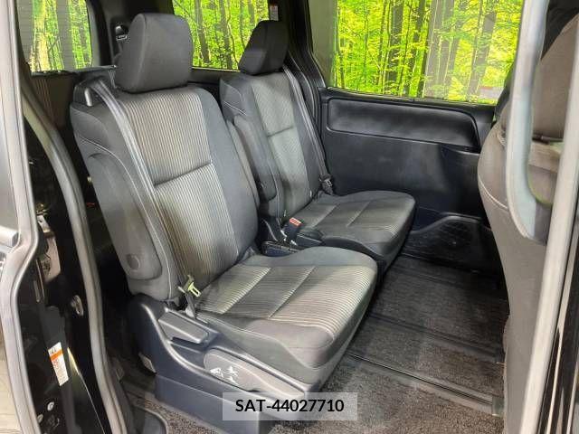 Toyota VOXY 2019-11 394988-9