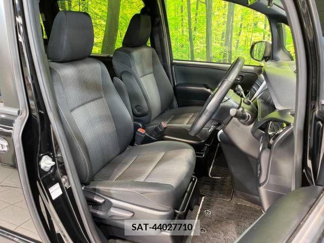 Toyota VOXY 2019-11 394988-8