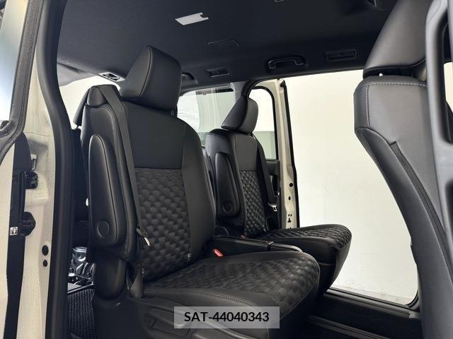 Toyota VOXY 2023-09 341826-8
