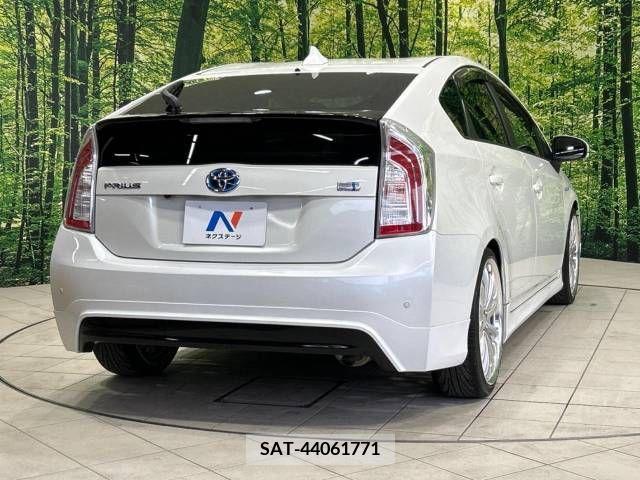 Toyota PRIUS 2015-04 214213-16