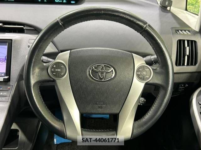 Toyota PRIUS 2015-04 214213-10