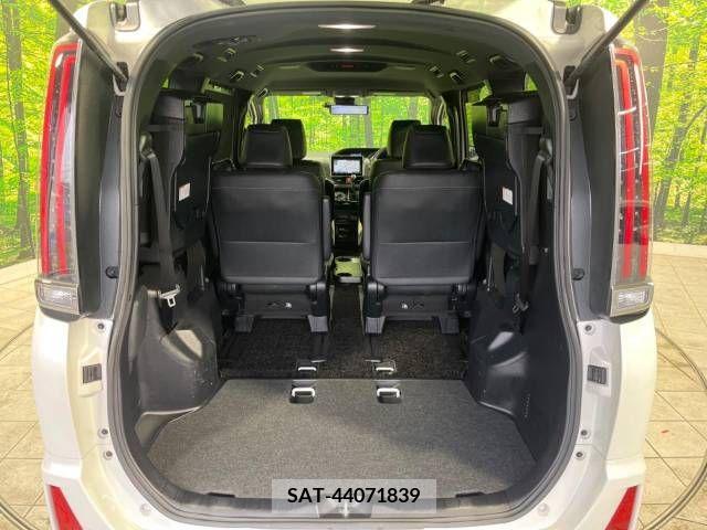 Toyota NOAH 2018-01 244665-11