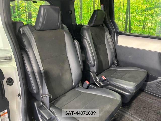 Toyota NOAH 2018-01 244665-9