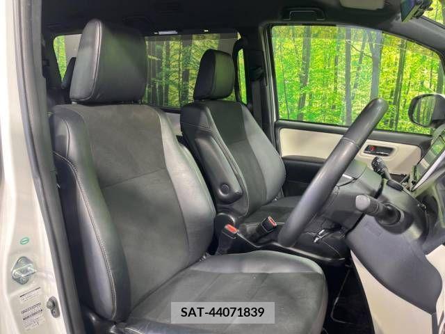 Toyota NOAH 2018-01 244665-8