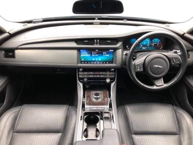 Jaguar XF 2017-03 194302-1