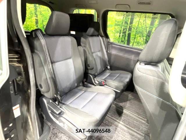 Toyota VOXY 2015-12 289125-9