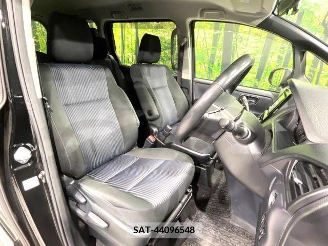 Toyota VOXY 2015-12 289125-8