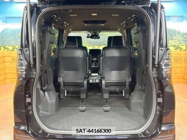 Toyota VOXY 2023-03 289000-11