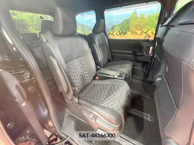 Toyota VOXY 2023-03 289000-9