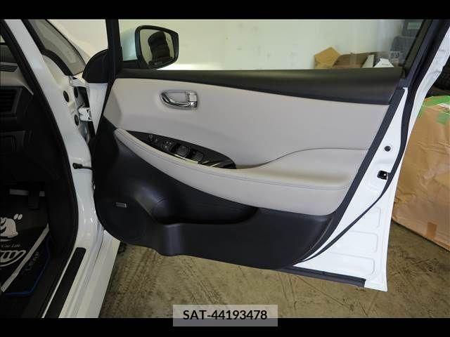 Nissan LEAF 2019-01 297875-13