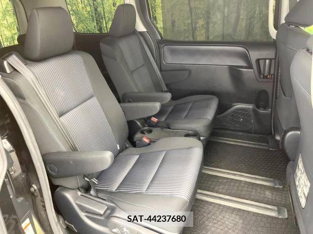 Toyota VOXY 2015-09 370310-9