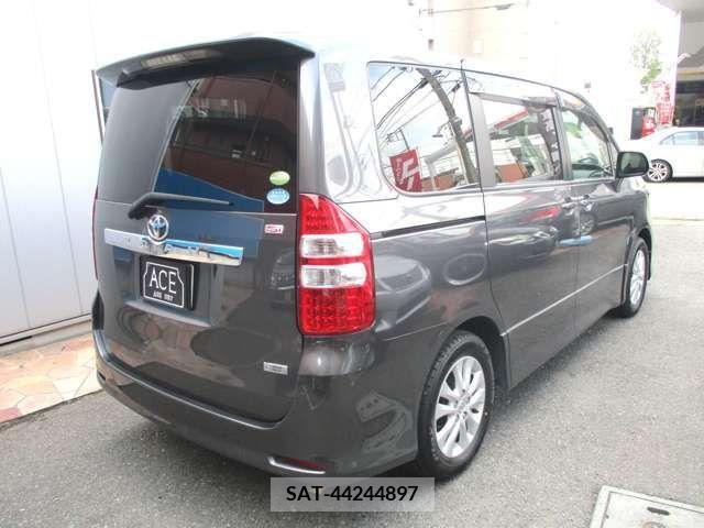 Toyota NOAH 2011-10 321312-6