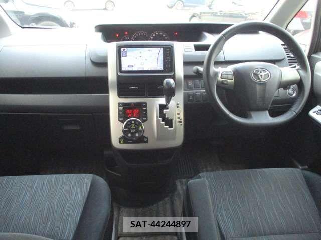 Toyota NOAH 2011-10 321312-1