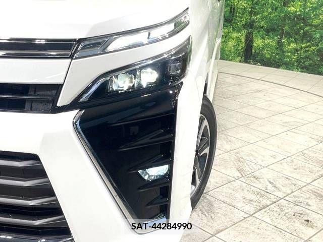Toyota VOXY 2017-12 224293-12